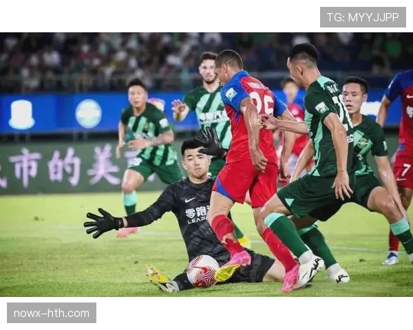 新赛季足球联赛激战正酣，豪门球队稳扎稳打，冠军归属悬念迭起